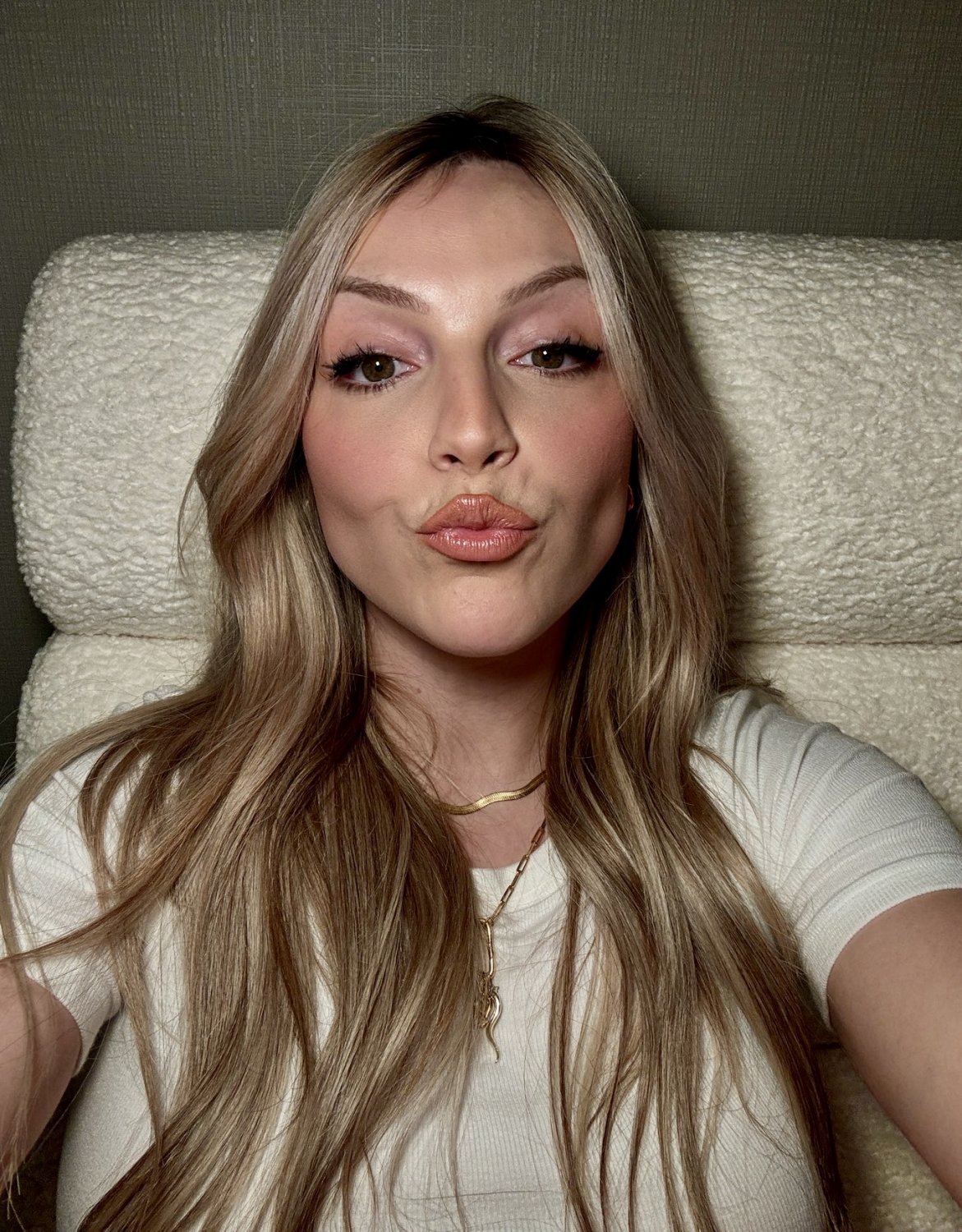 I wonder if her boyfriend knows his girlfriend is a webslut now. Fucking whore #7zoskncE