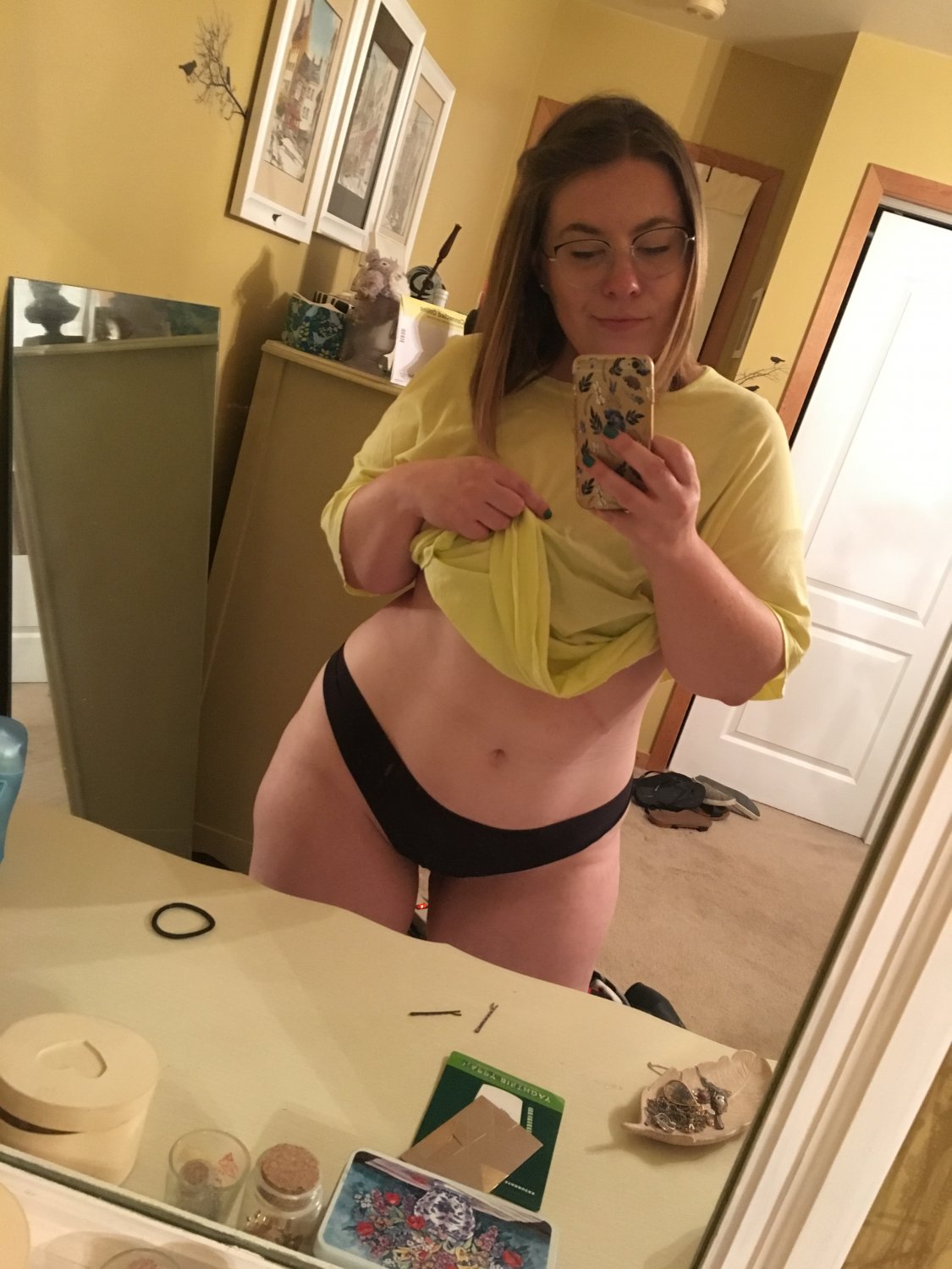 Mom bod slut in yellow shirt black thong #bLkn0agN