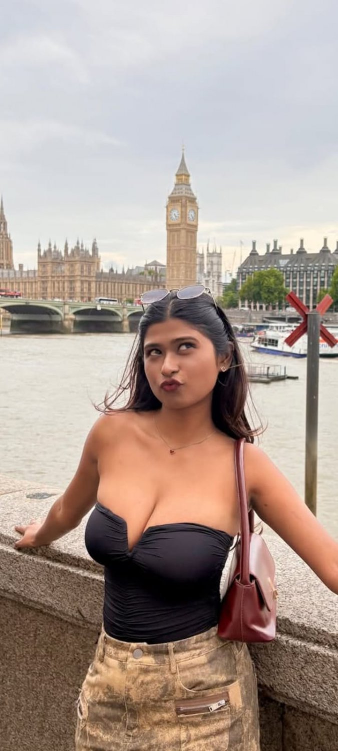 Desi Indian Instagram Tiktok Influencer Sexy Slim Cute Girlfriend Big Boobs Show Smiling Full Nude & #5UFSSY5M